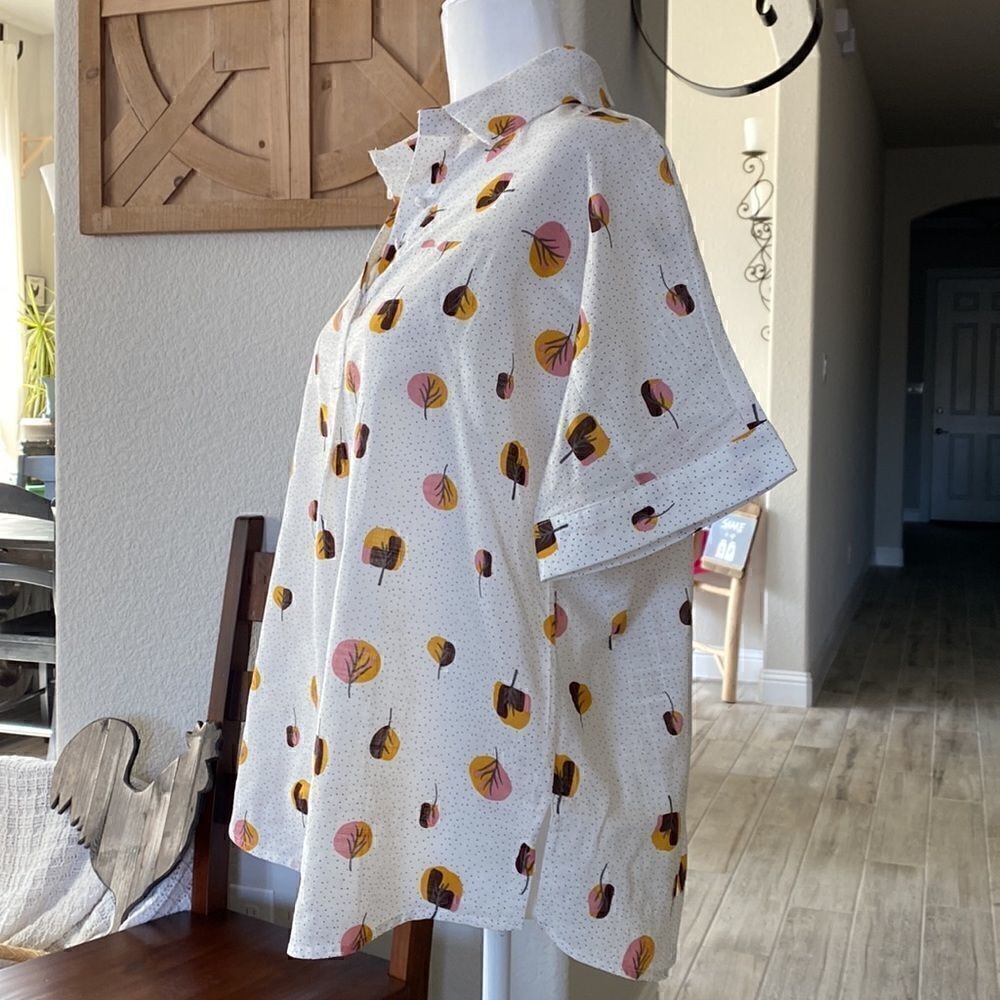 NWOT Hailey & Co Short Sleeve Collar Button Down Polka Dot Leaves/Trees Button S - Picture 6 of 12